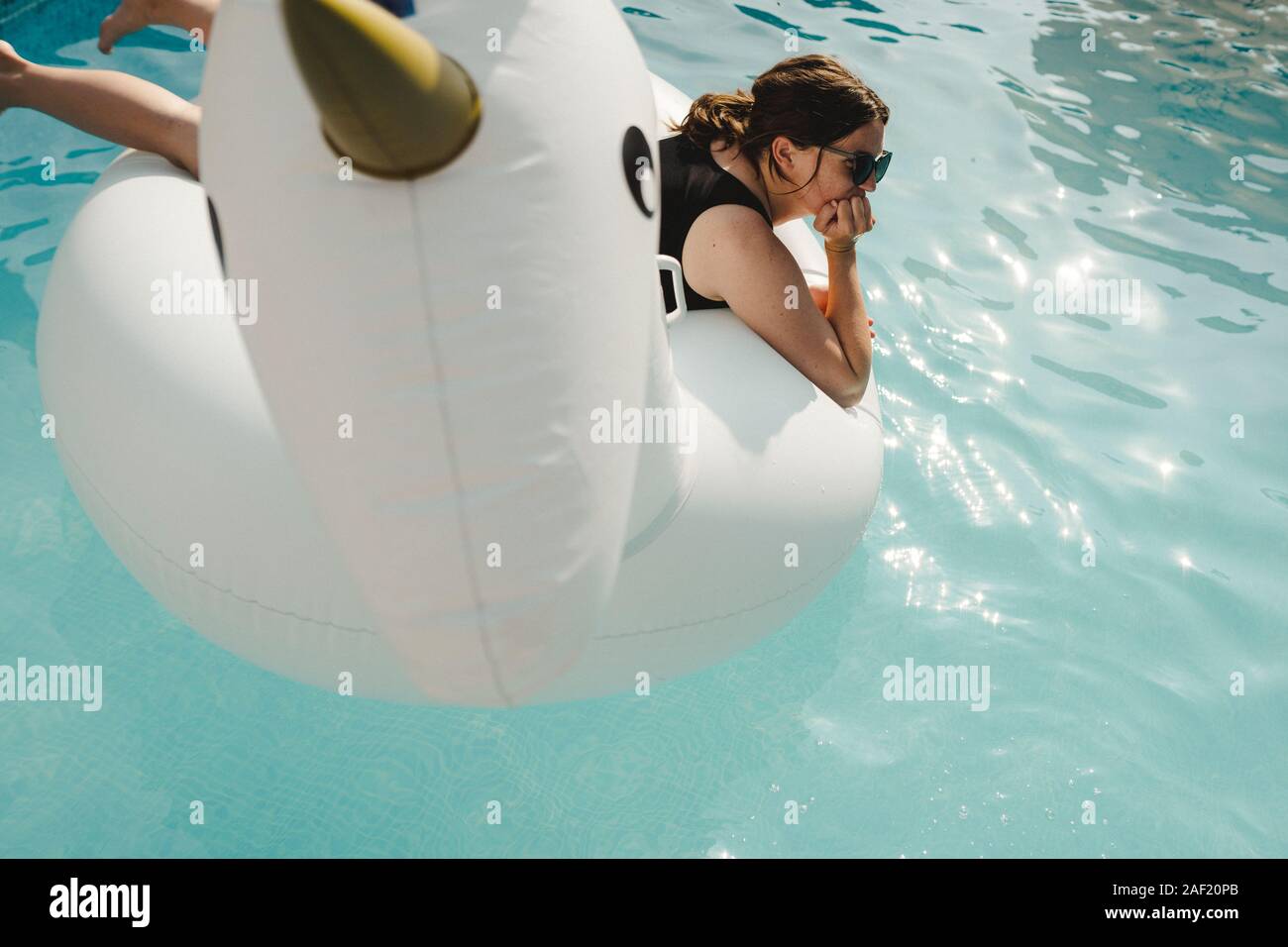 Donna in piscina Foto Stock