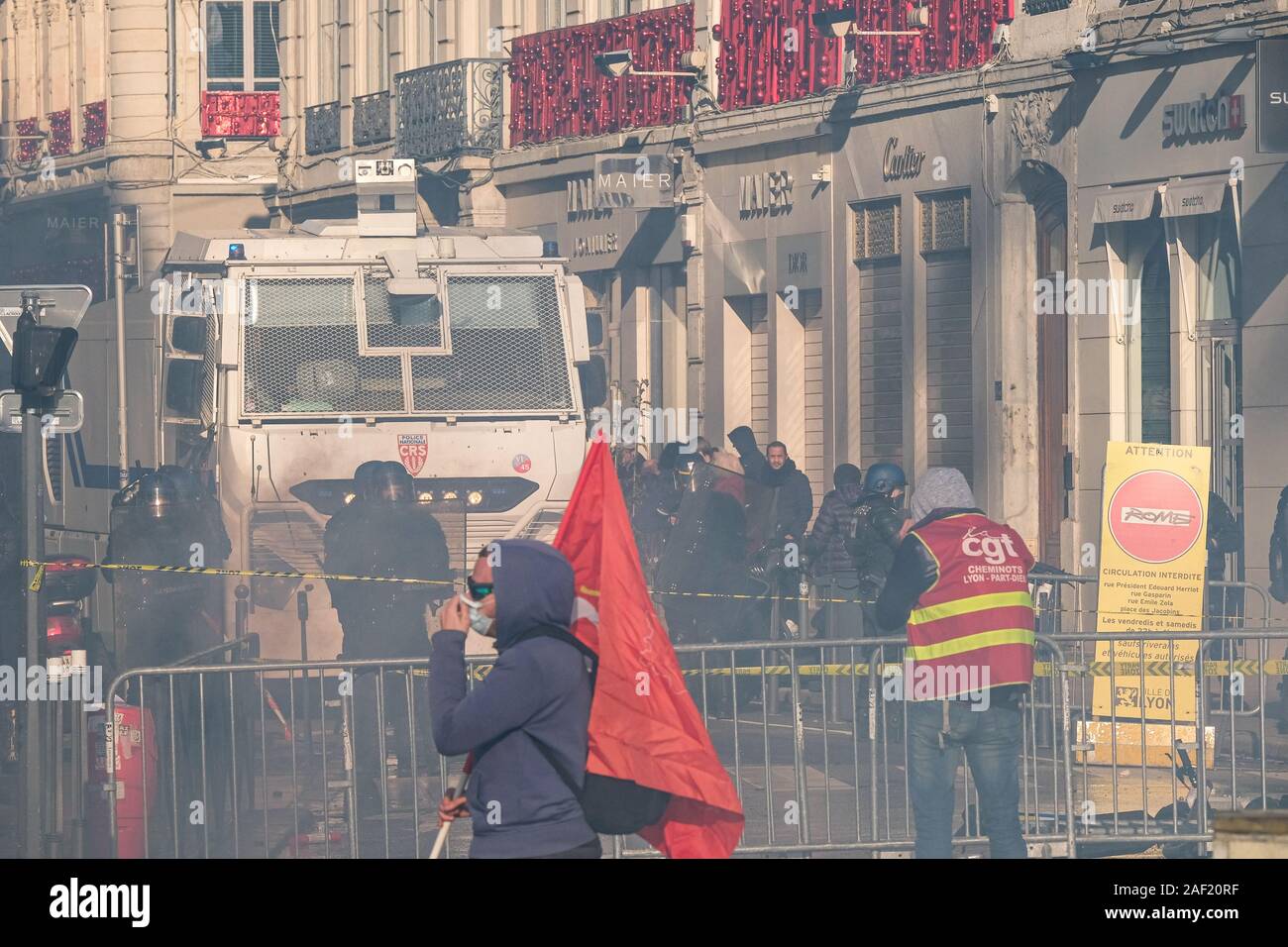 Dicembre 10, 2019, Lione, Auvergne-Rhône-Alpes, France-Demonstration contro la riforma delle pensioni - colpisce tra polizia e blocchi nero dimostranti Foto Stock