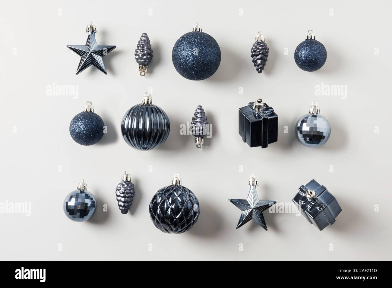 Natale classico palle blu su grigio pastello. Vista superiore piana e stile di laici. Xmas pattern. Messaggio di saluto festivo card. Colore alla moda del 2020 Anno. Foto Stock