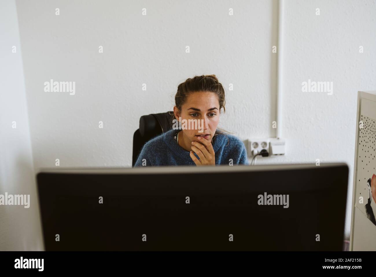 Donna che lavorano in ufficio Foto Stock