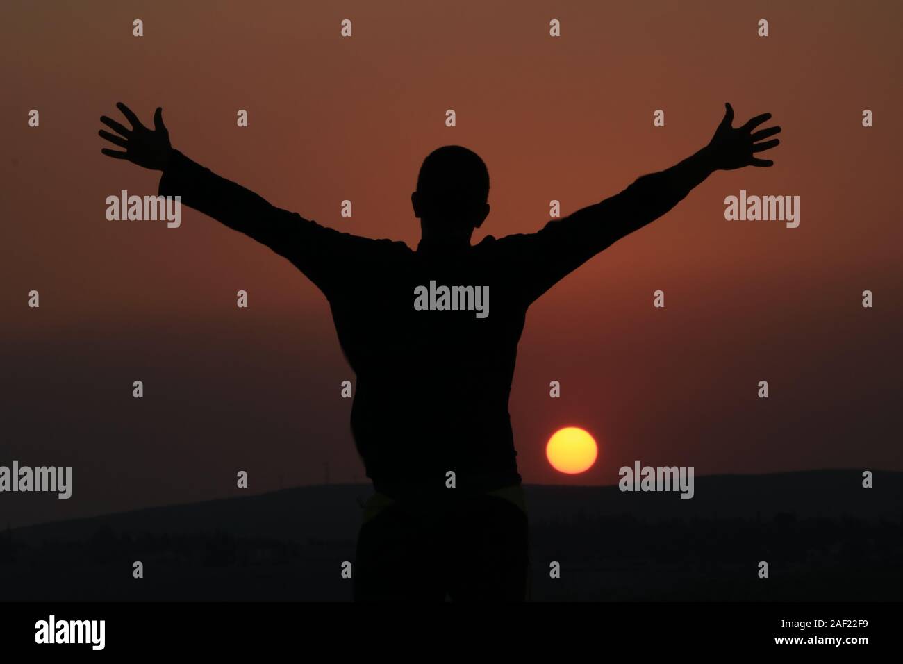 Abbracciando il sole qui arriva il sole Foto Stock