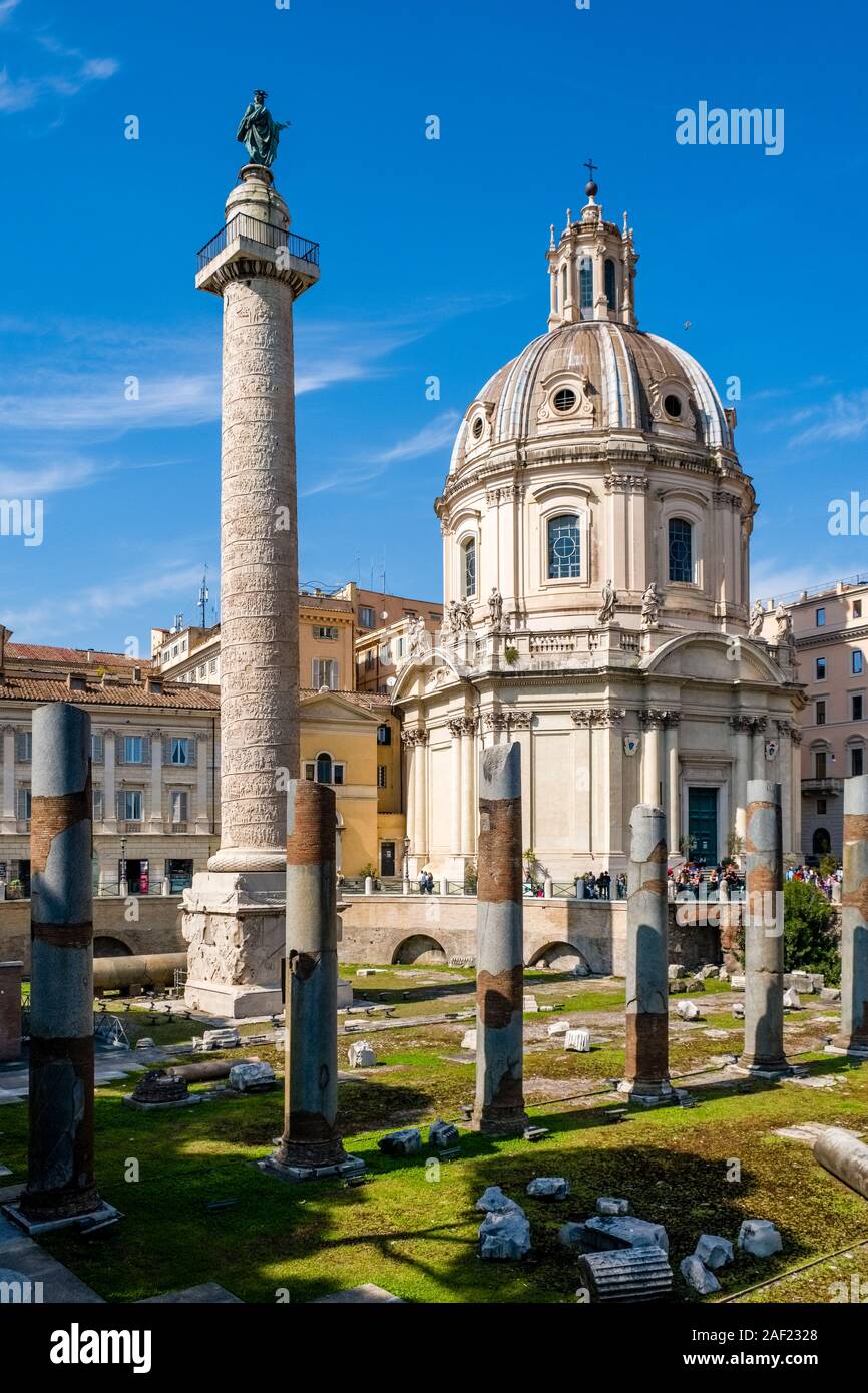 Colonna di Traiano, Romano Colonna trionfale, che si trova nel Foro di Traiano, costruito nei pressi del Quirinale, a nord del Foro Romano Foto Stock