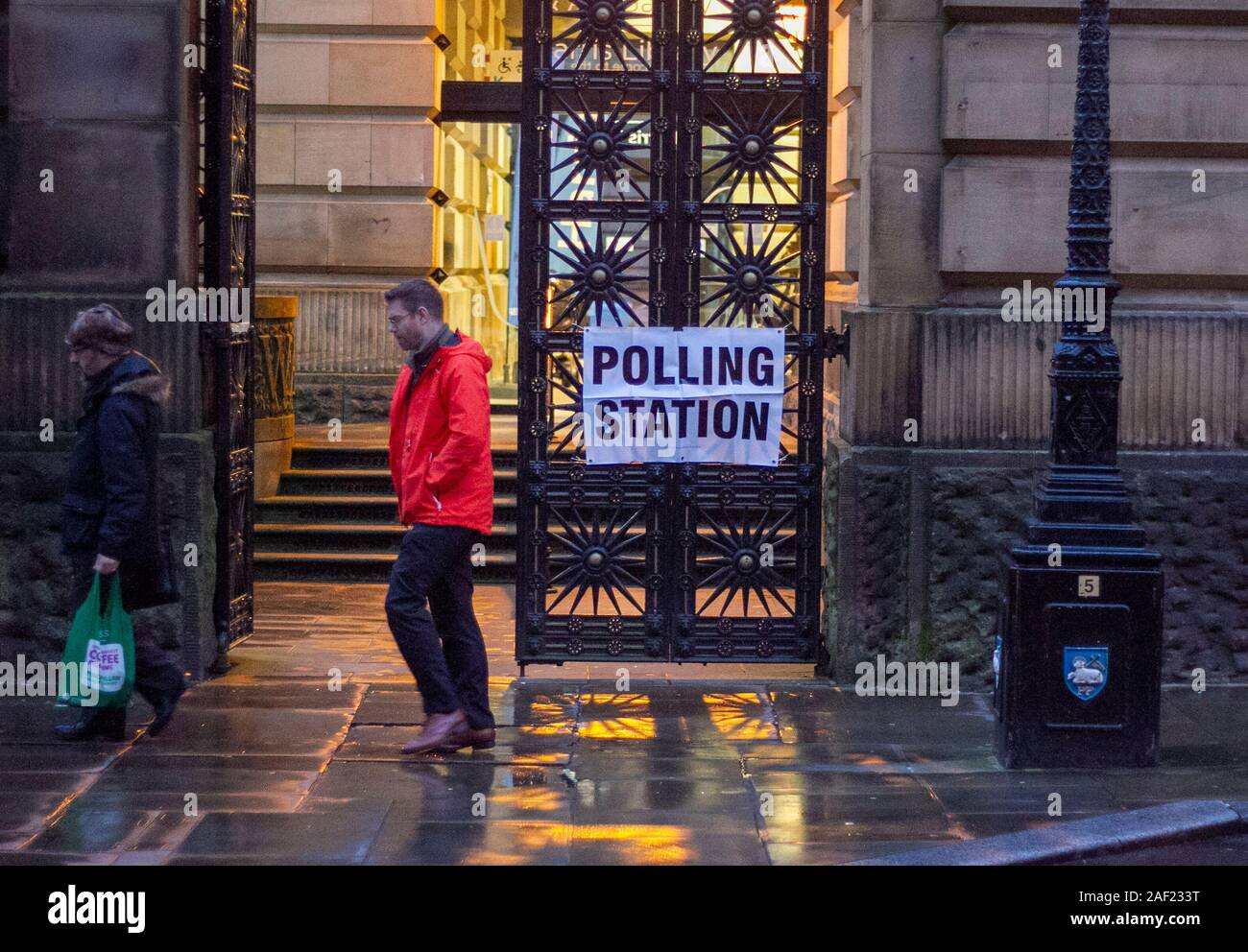 Preston, Lancashire. Regno Unito Meteo; 12 dicembre, 2019 mattina presto gli elettori arrivano al Museo Harris, Galleria d'Arte a registrare i loro voti nell'elezione generale. Credito: MediaWorldImages/AlamyLiveNews Foto Stock