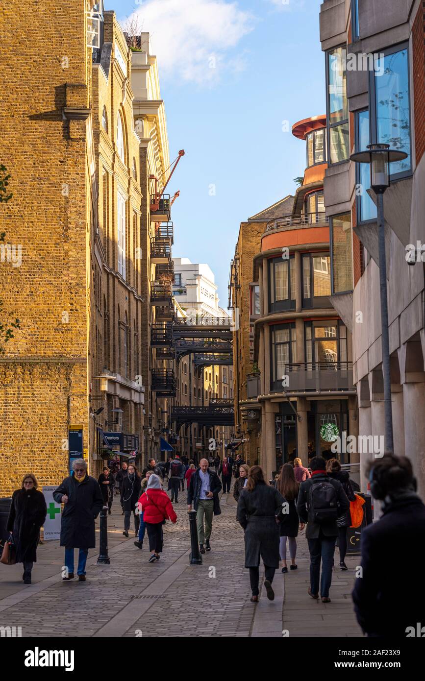 Shad Thames sotto il Tower Bridge di Londra, Regno Unito, verso Butler's Wharf. Bermondsey. Convertito Thames storica area di magazzino. Sviluppo di deposito Foto Stock