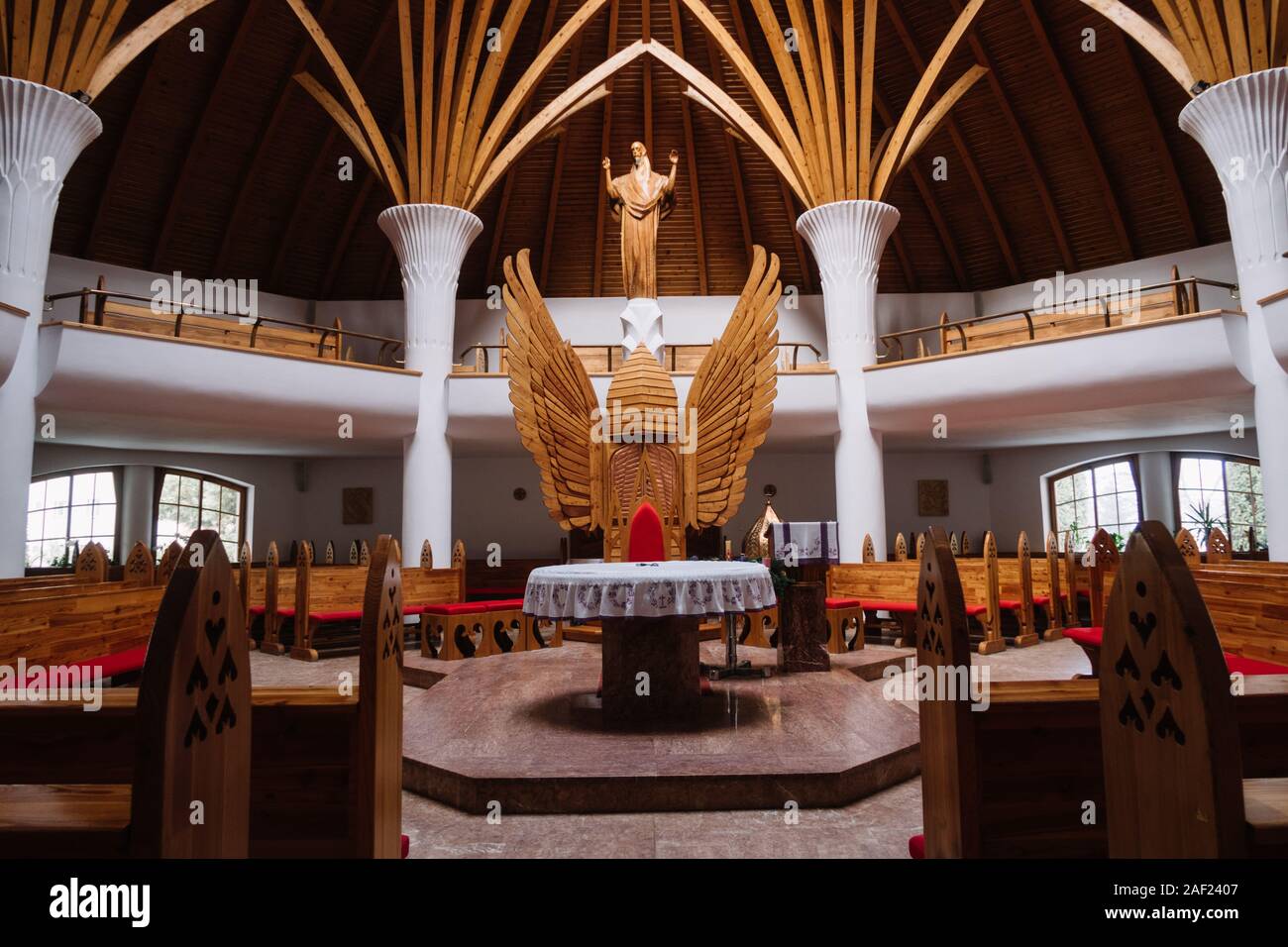 Miercurea Ciuc, Romania - Dic 09, 2019: all interno della chiesa cattolica romana (progettata da Imre Makovecz), Miercurea Ciuc, Csíkszereda, Szeklerburg, Rom Foto Stock