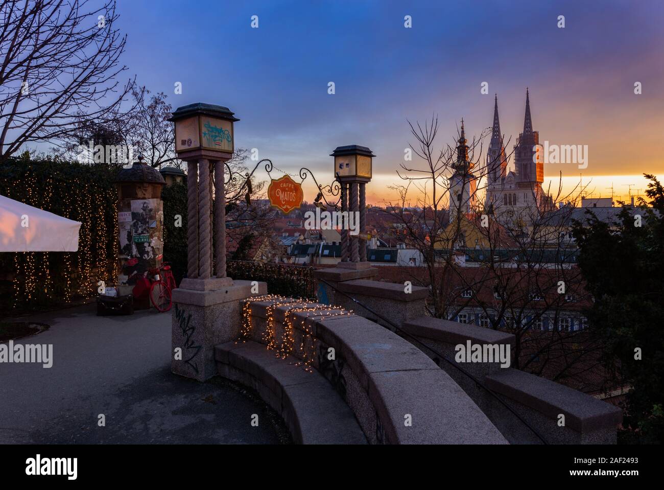 Vista panoramica sulla città di Zagabria cattedrale dal lungomare Strossmayer durante l'avvento, Croazia Foto Stock