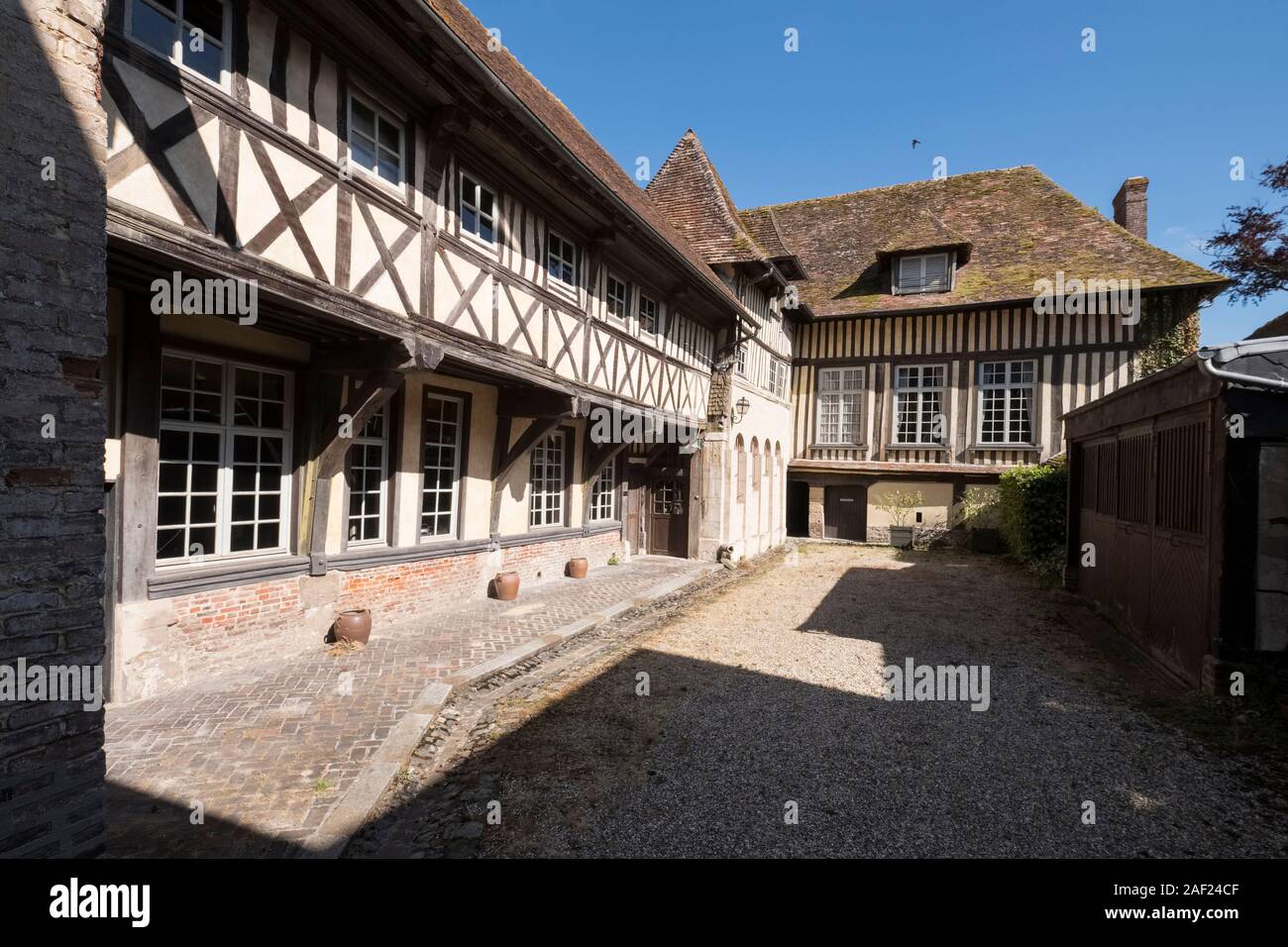 Pont-l'Eveque (Normandia, a nord-ovest della Francia): casa in legno e muratura nel cortile della strada "rue Saint Michel", nel centro della città Foto Stock