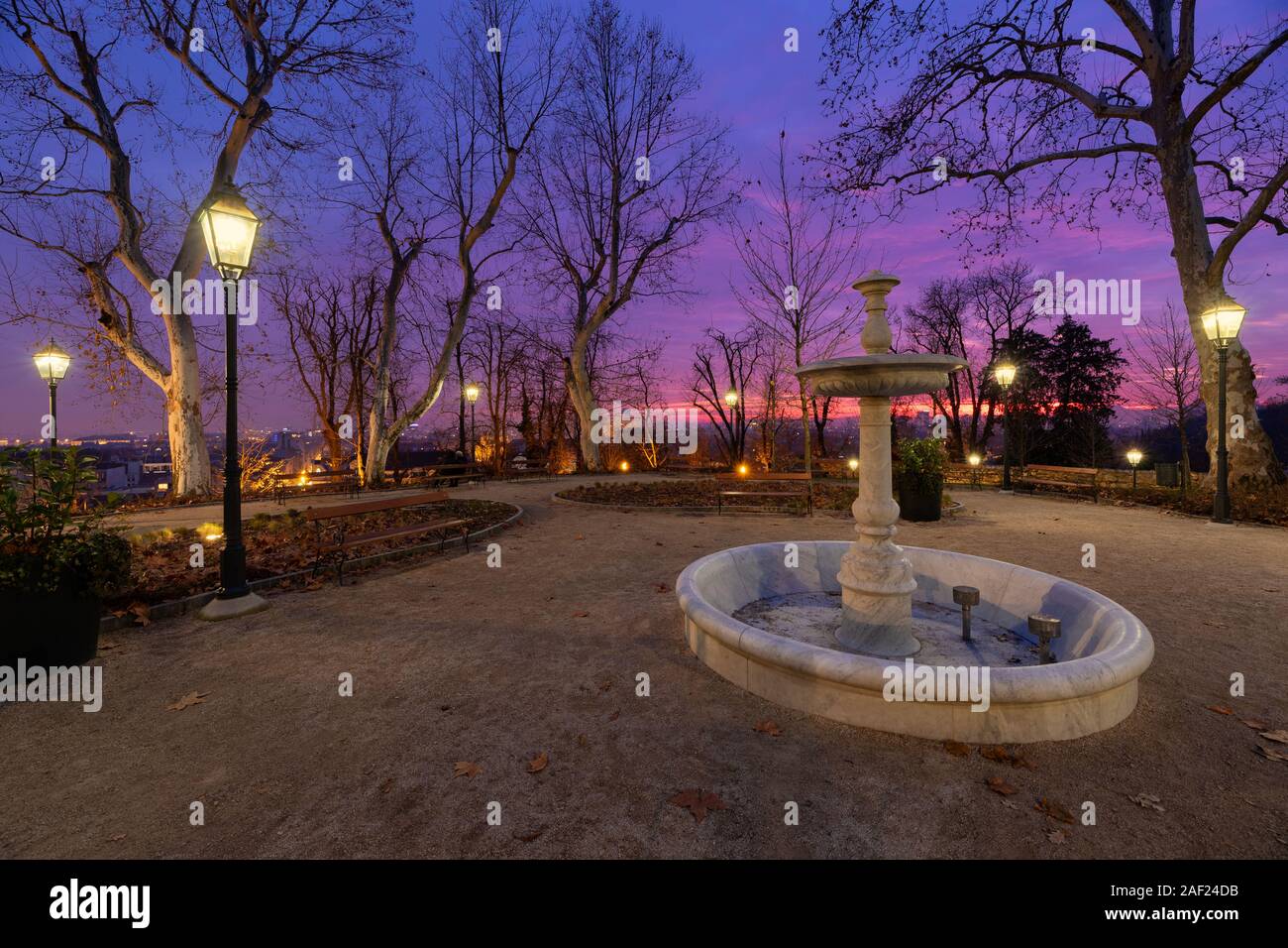 La notte scende sulla Park Gric in città alta Zagreb, Croazia Foto Stock
