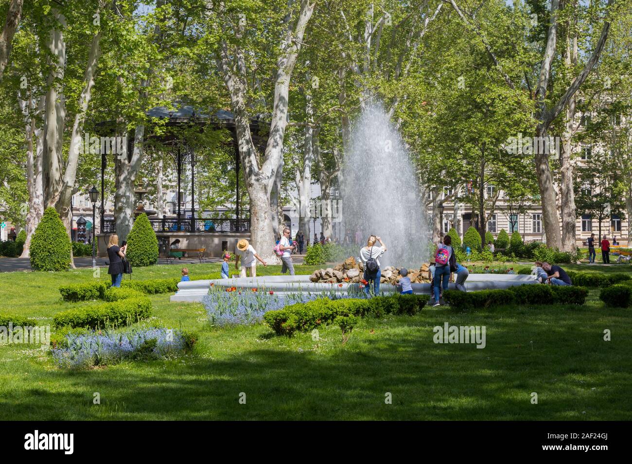 Parco popolare e il lungomare Zrinjevac in una giornata di sole in città Zagreb, Croazia Foto Stock