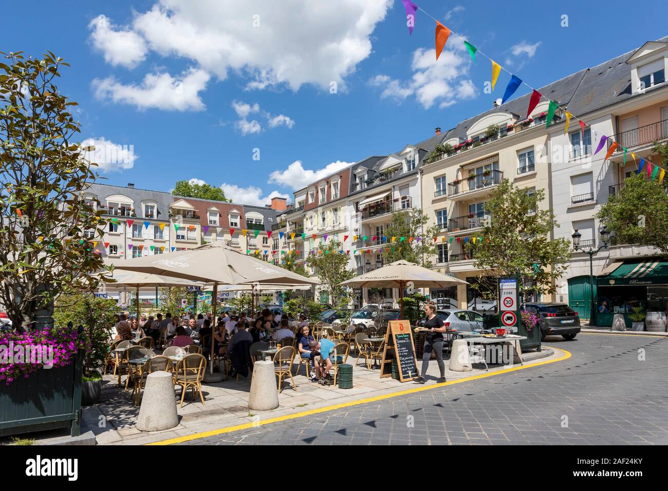 Le Plessis-Robinson (area di Parigi): atmosfera con caffetteria e il ristorante Le Terrazze nel "Grand Place" Square, nel quartiere di Coeur de Ville Foto Stock