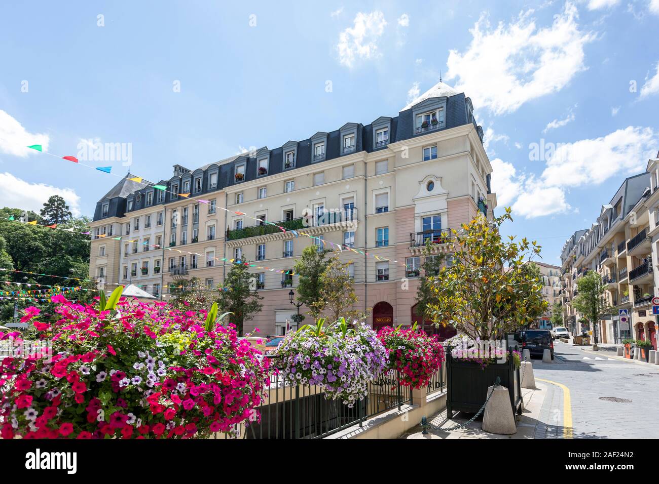 Le Plessis-Robinson (area di Parigi): real estate in "Grand Place" Square, nel quartiere di Coeur de Ville. Foto Stock