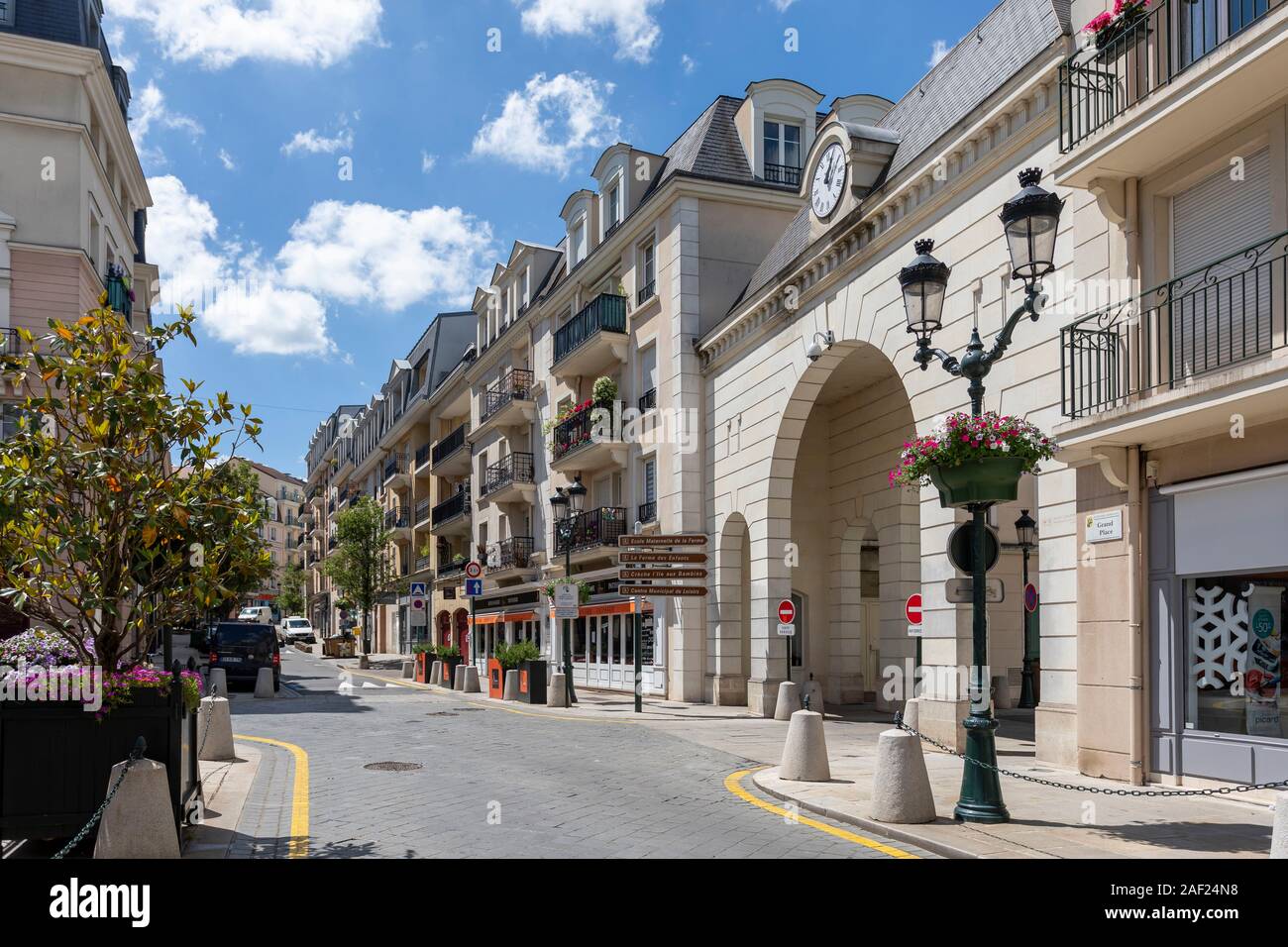 Le Plessis-Robinson (area di Parigi): immobiliare e vista del "Grande Rue" street dalla "Grand Place" Square, nel quartiere di Coeur de Ville. Foto Stock