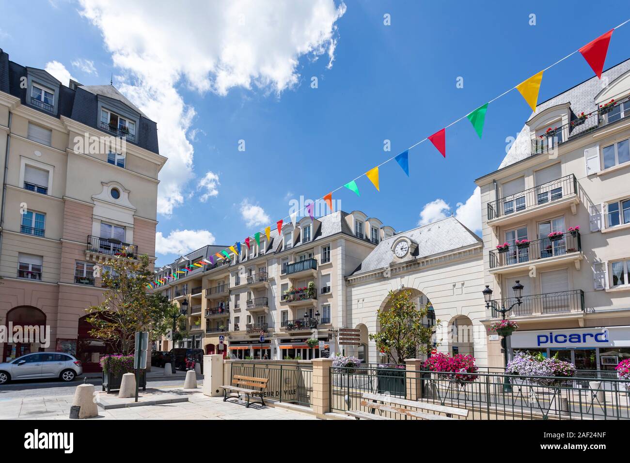 Le Plessis-Robinson (area di Parigi): immobiliare e vista del "Grande Rue" street dalla "Grand Place" Square, nel quartiere di Coeur de Ville. Pi Foto Stock