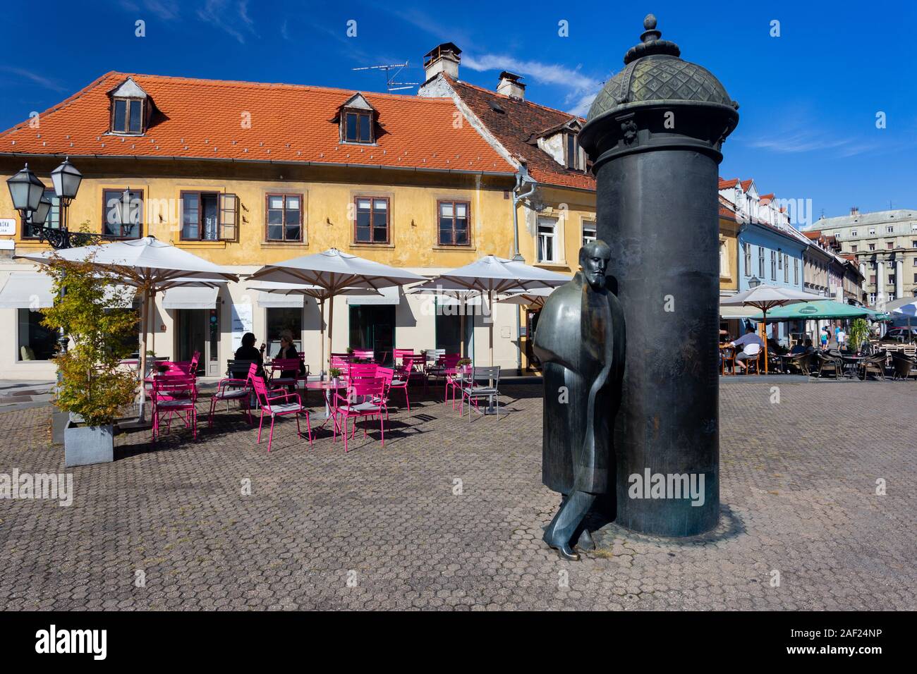 Monumento del romanziere croato August Senoa nel centro della città di Zagreb, Croazia Foto Stock