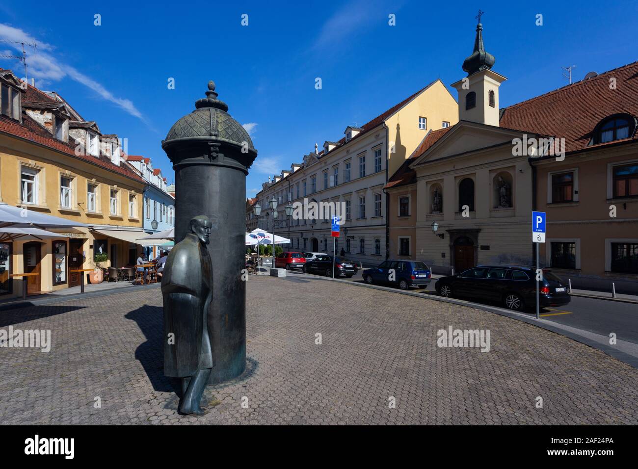 Monumento del romanziere croato August Senoa nel centro della città di Zagreb, Croazia Foto Stock