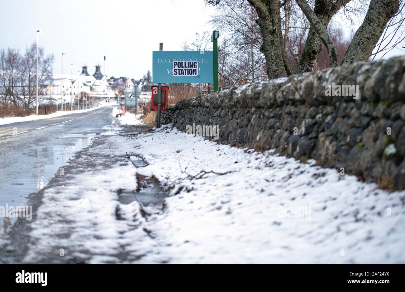 Neve sul terreno al di fuori della stazione di polling presso la Village Hall a Dalwhinnie nei Cairngorms nelle Highlands della Scozia. Foto Stock