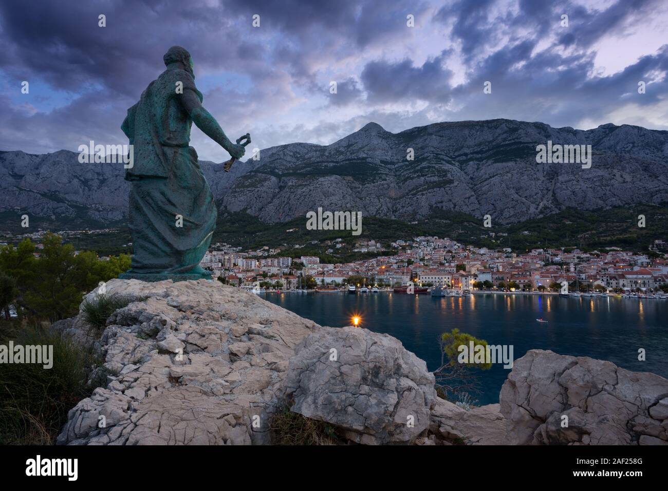 Statua di San Pietro a guardare oltre la città Makarska, Dalmazia, Croazia Foto Stock