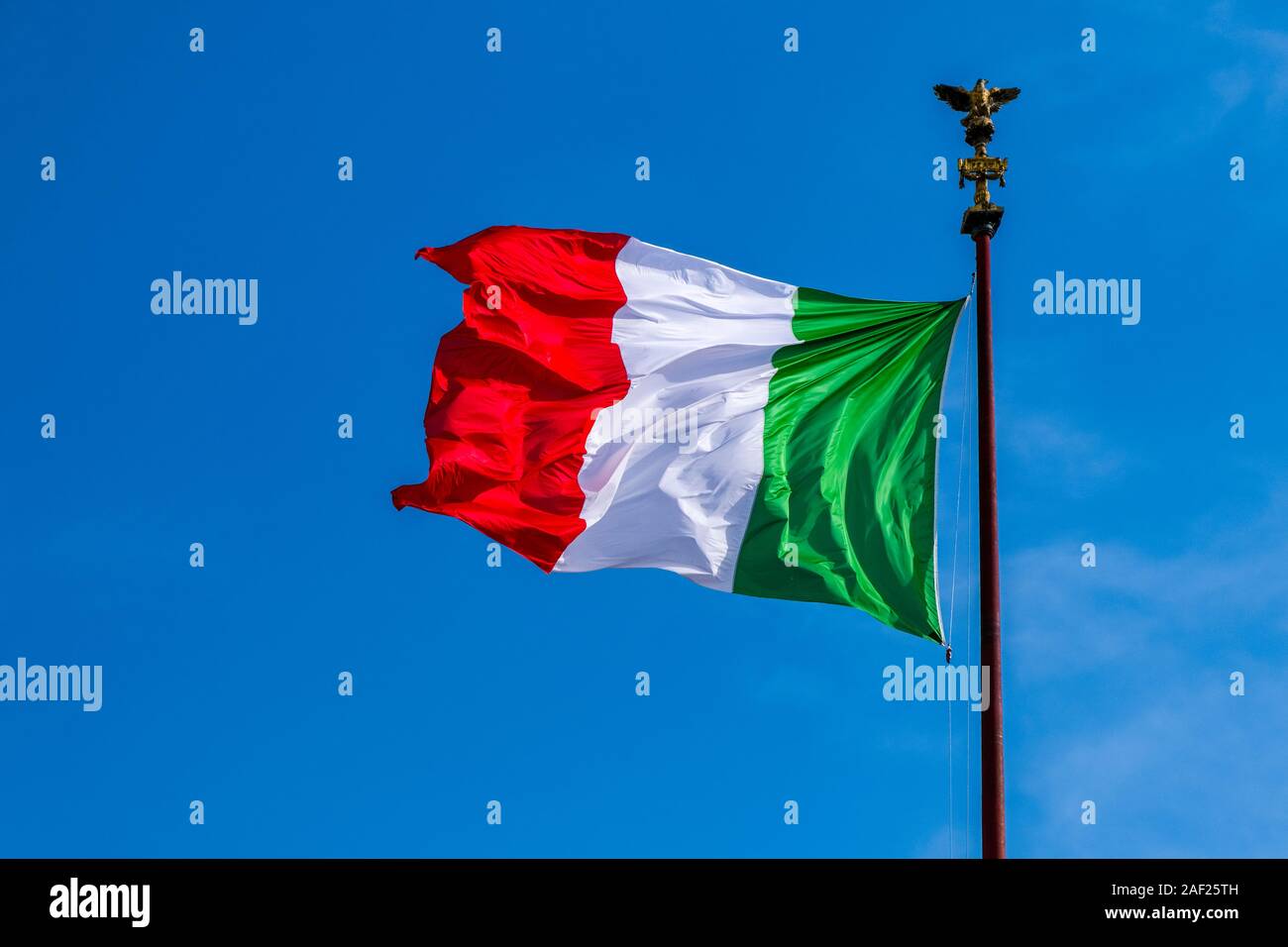 La nazionale italiana di flag è volare, cielo blu nella distanza Foto Stock