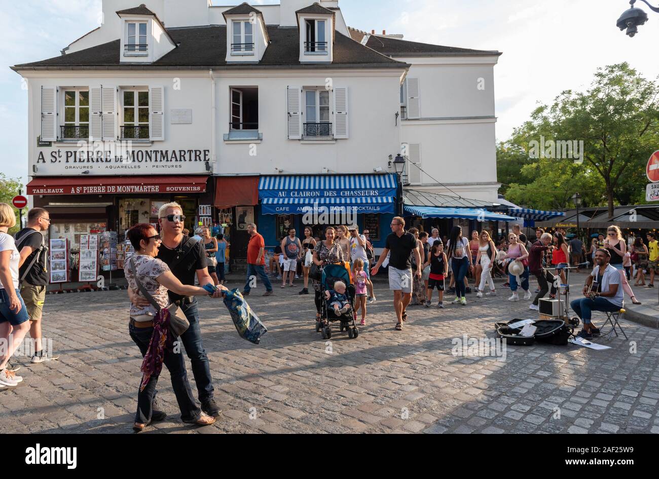 Parigi (Francia) l'atmosfera nel quartiere di Montmartre. Musicisti e coppia danzante in via "rue Norvins" Foto Stock