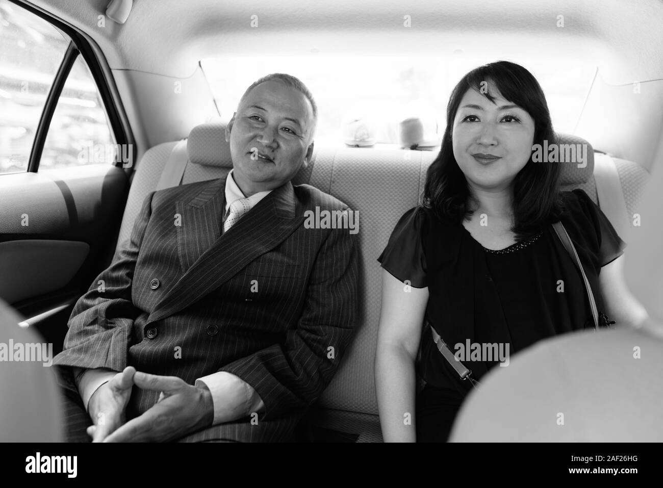 Coppia asiatica di imprenditore e coppia donna asiatica di esplorare la città insieme Foto Stock