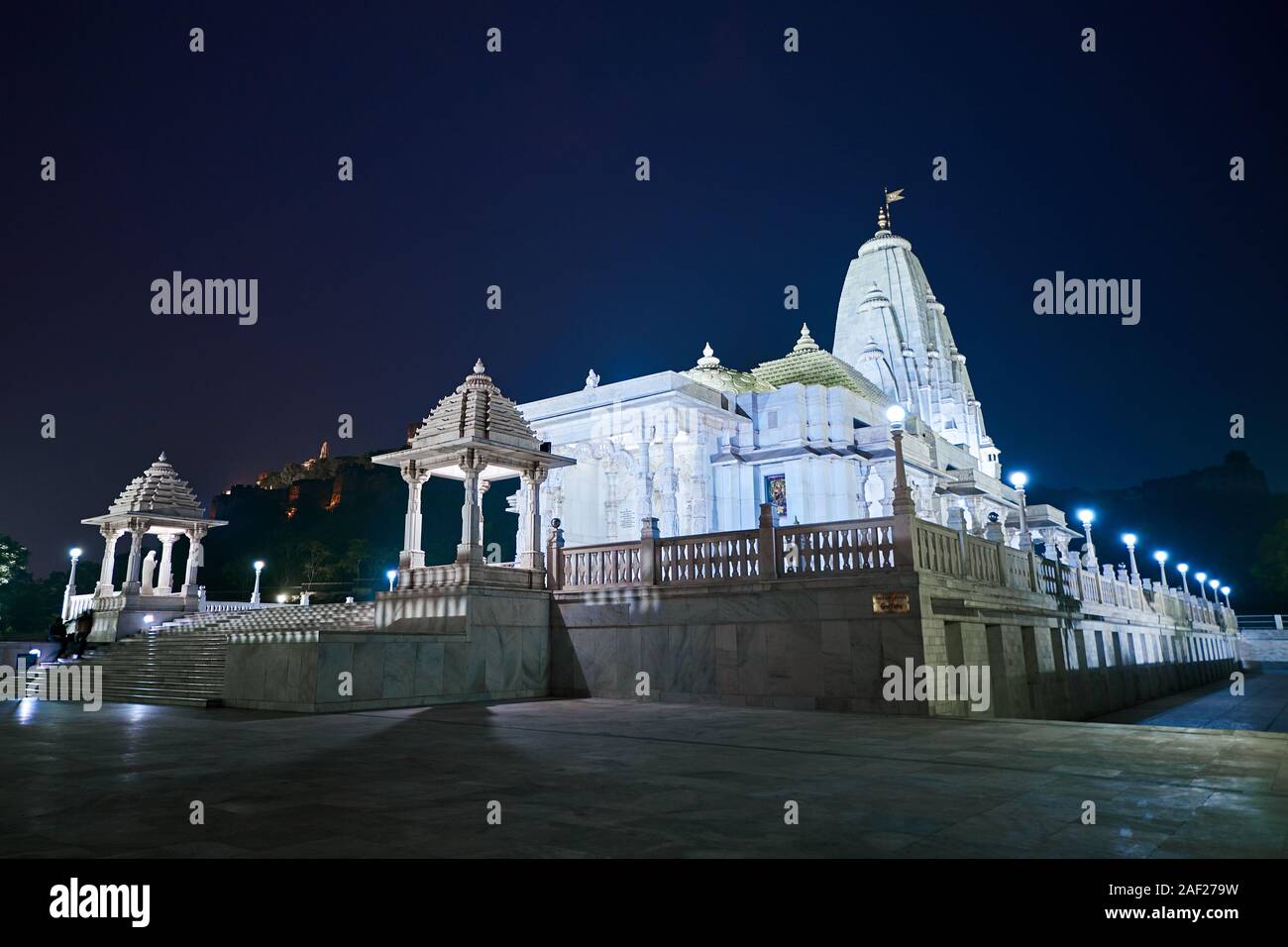 Birla Mandir - tempio indù a Jaipur, India. Bianco tempio indù di notte Foto Stock