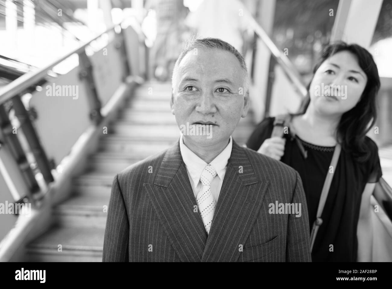 Coppia asiatica di imprenditore e coppia donna asiatica di esplorare la città insieme Foto Stock