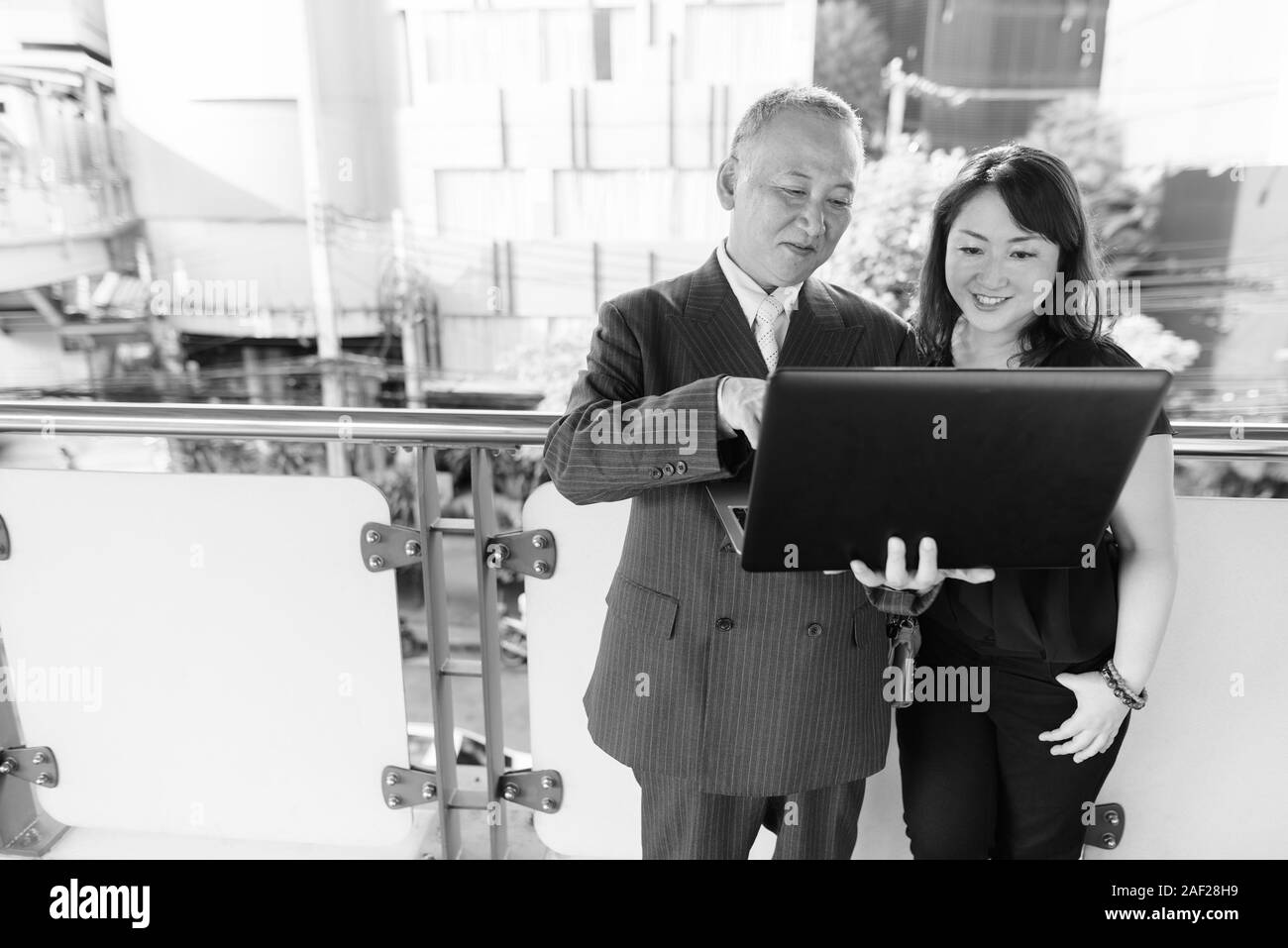 Coppia asiatica di imprenditore e coppia donna asiatica di esplorare la città insieme Foto Stock