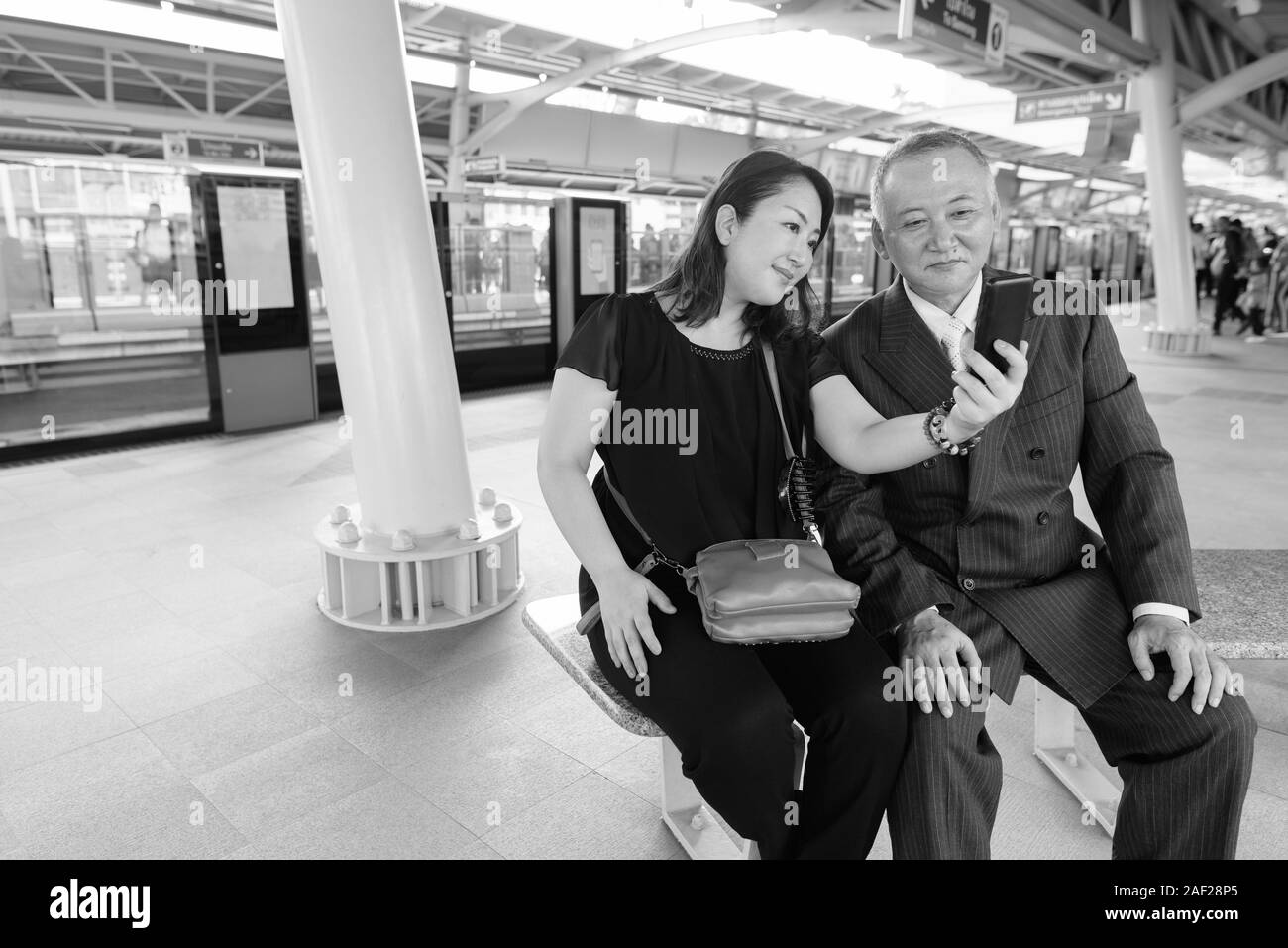 Coppia asiatica di imprenditore e coppia donna asiatica di esplorare la città insieme Foto Stock