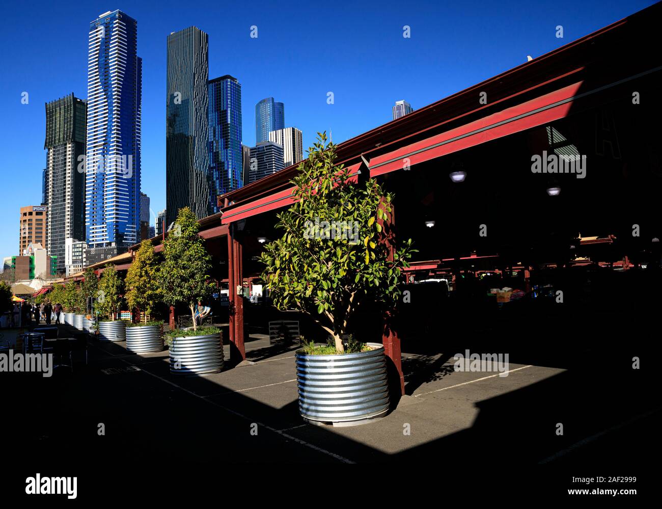 Gli edifici moderni di Melbourne nella parte interna a nord della città circondano il Victoria Market Foto Stock