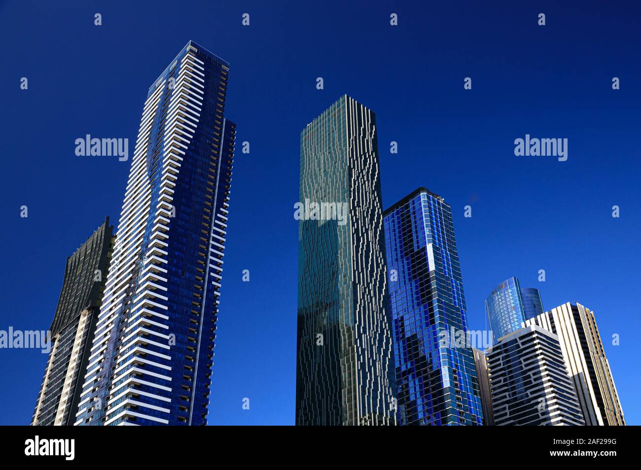 Gli edifici moderni di Melbourne nella parte interna a nord della città circondano il Victoria Market Foto Stock