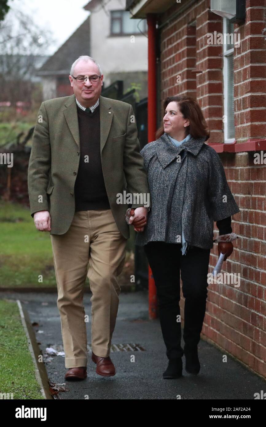 Ulster partito unionista leader Steve Aiken e sua moglie Bev arriva a gettare il suo voto a Ballyboley superiore scuola primaria in Ballyclare. Bev, che proviene dalla Georgia per noi, è il voto per la prima volta nel Regno Unito. Foto Stock