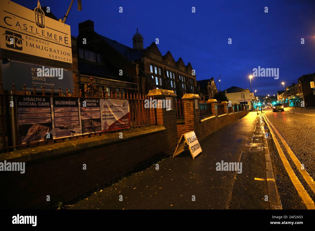 Rochdale, Regno Unito. Dodicesimo Dicembre, 2019. Castlemere Centro Comunitario che serve una comunità diversificata è trasformato in un seggio elettorale per le elezioni generali. Voto aperto alle 7 del mattino ma ci sono pochi la mattina presto gli elettori con pioggia possibile ritardare il viaggio a votare. Tweedale Street, Rochdale , Lancashire, Regno Unito. Credito: Barbara Cook/Alamy Live News Foto Stock