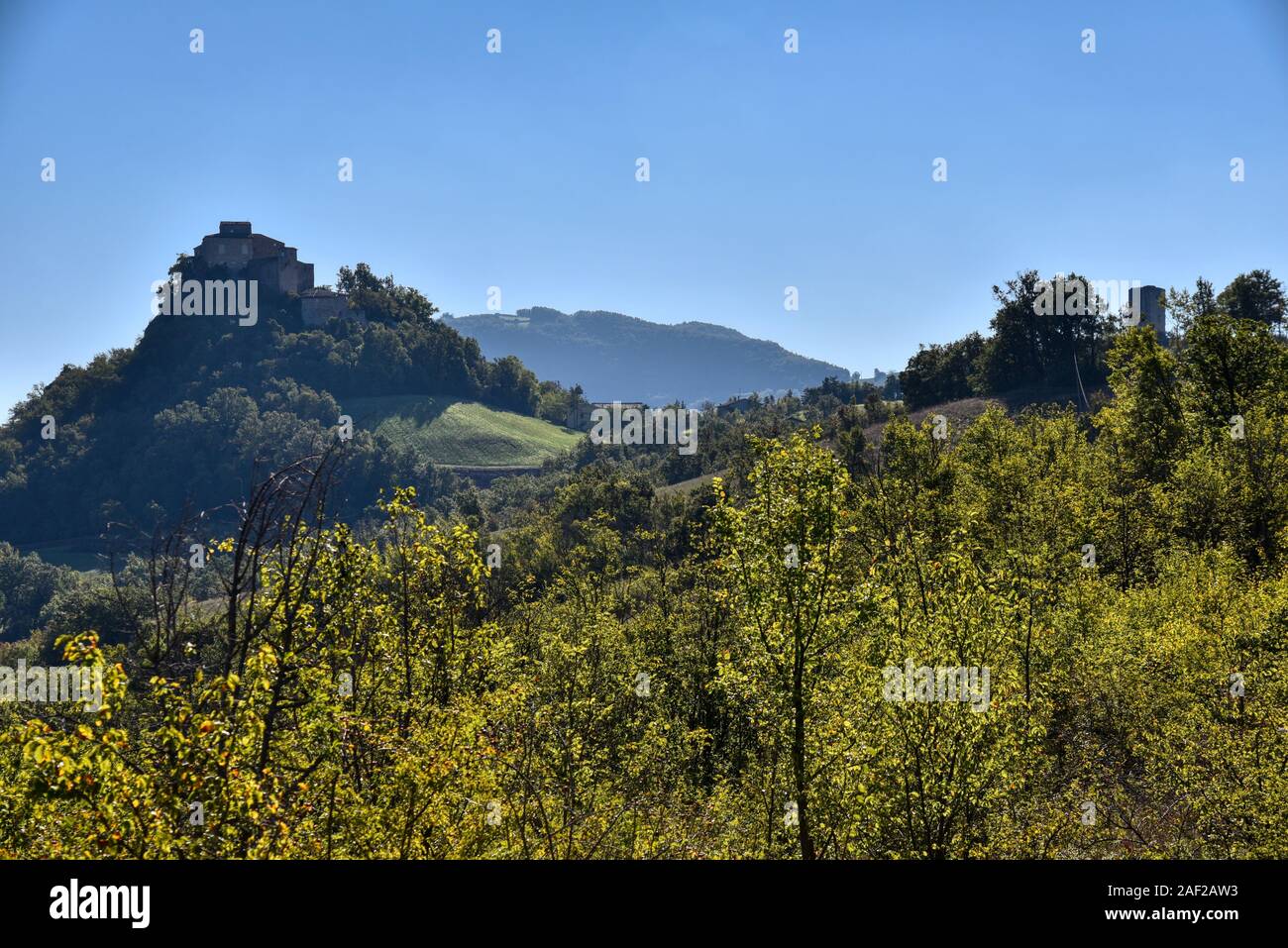 Il castello di Rossena è situato nella zona delle Terre Matildiche nell'Appennino Reggiano. I resti del castello, ben conservata, salire su un rosso Foto Stock