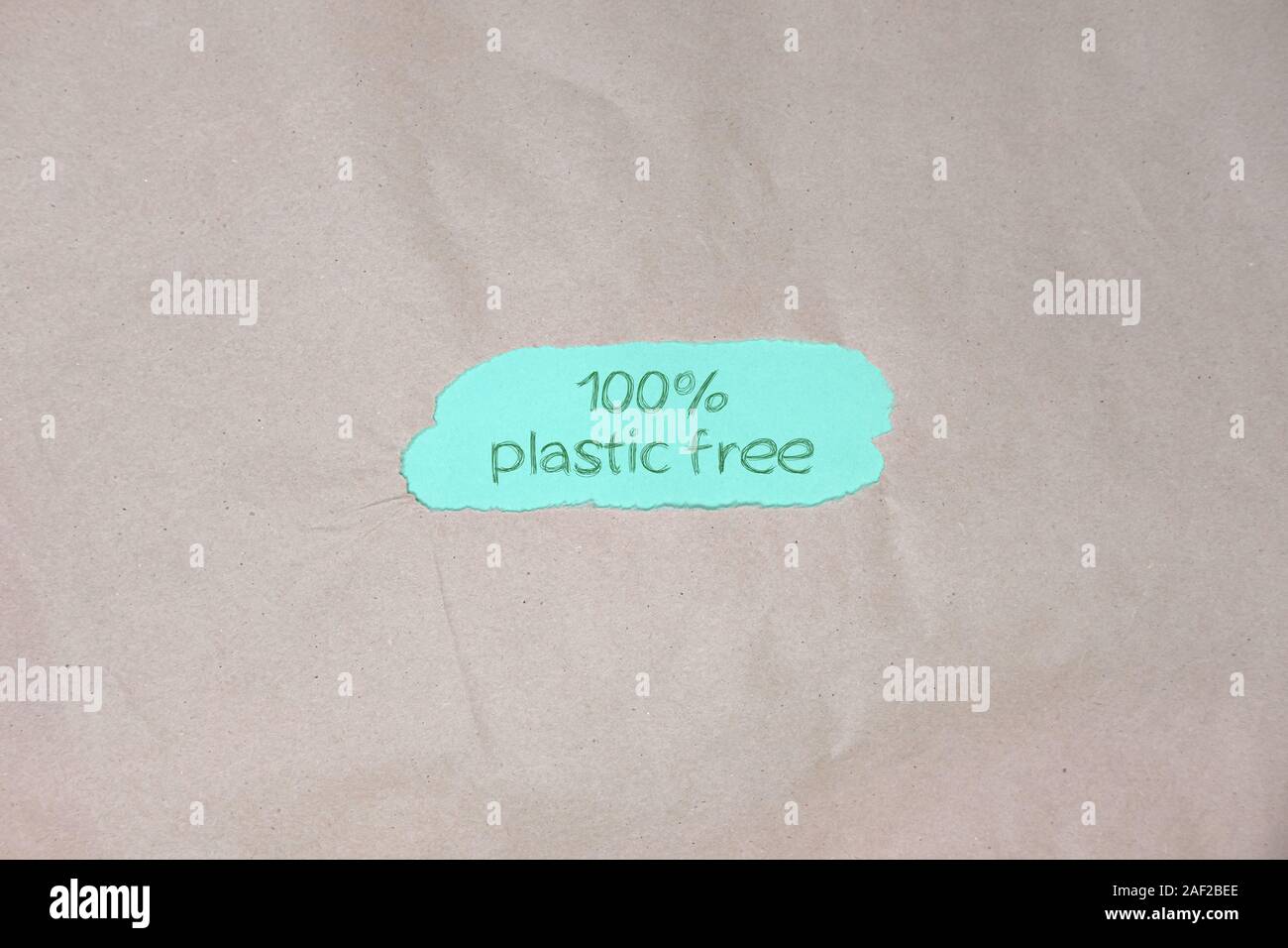 testo "senza plastica" su sfondo di carta da imballaggio verde marrone. Foto Stock