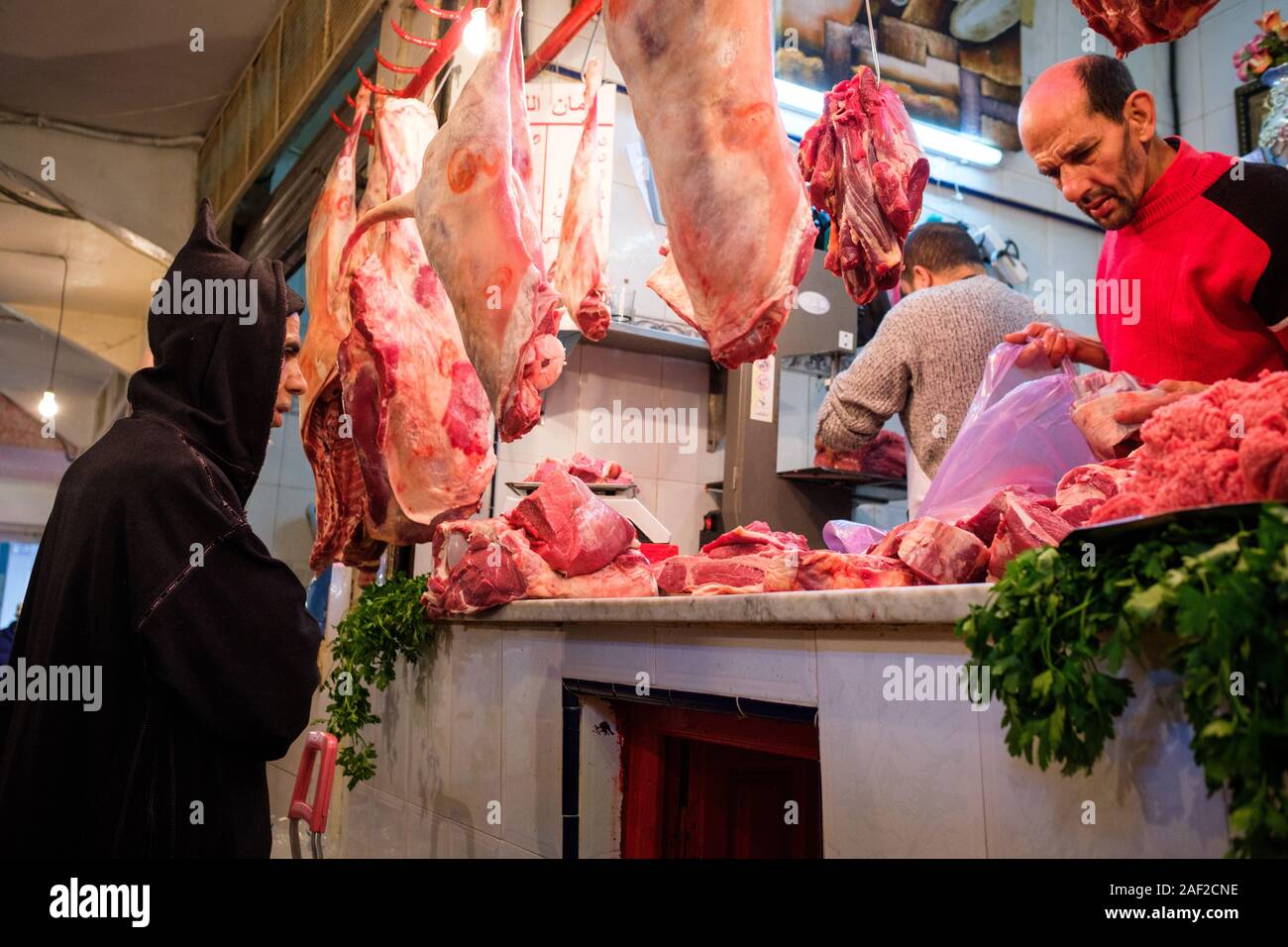Il Marocco, Tangeri: butcher's shop, Gran Socco mercato coperto, nella medina Foto Stock