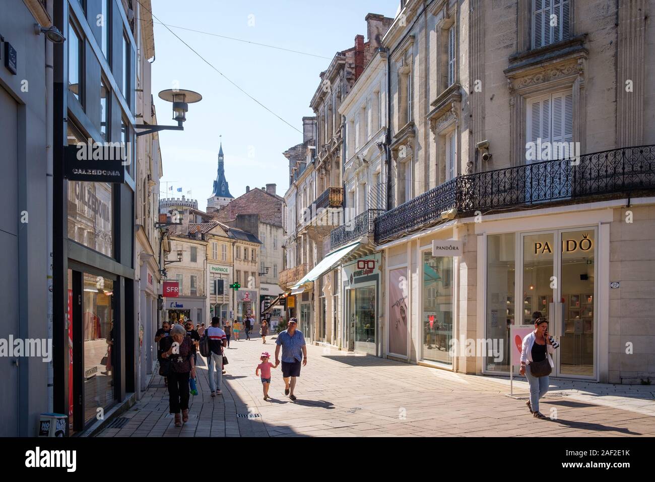 Angouleme (Francia centro-occidentale): Immobili, edifici distretto centrale di Plateau. Strada pedonale e negozi in zona Foto Stock