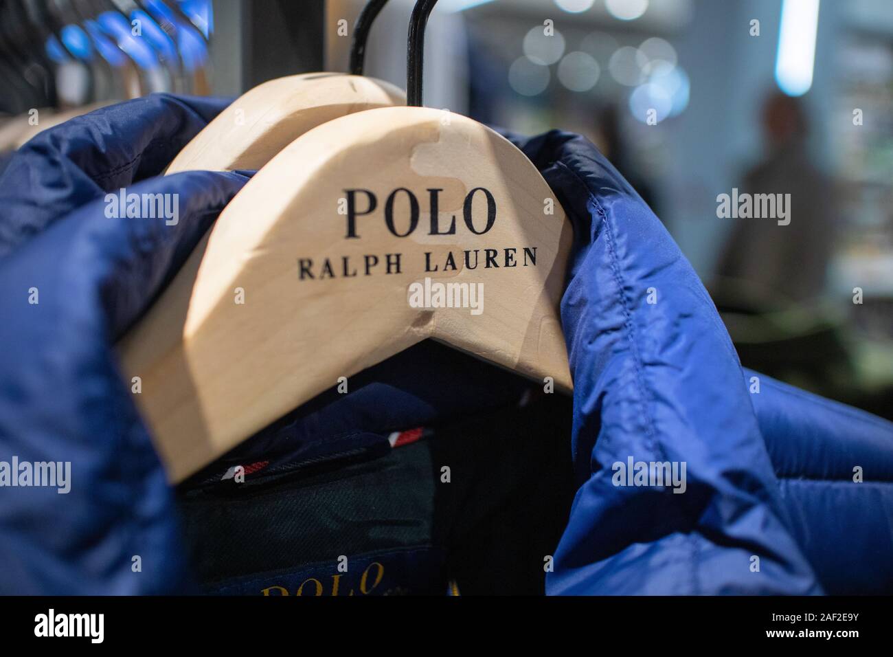 Cappotti invernali da designer di lusso etichetta di Polo Ralph Lauren  appesi su una rotaia di vestiti in un negozio Foto stock - Alamy