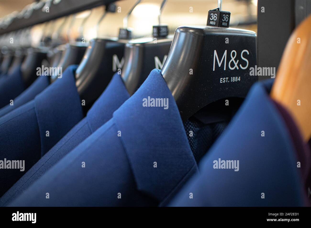 La Marks & Spencer rampa di capi di abbigliamento in un negozio. M&S è un British High Street negozio marca rinomata per i suoi vestiti e cibo di qualità Foto Stock