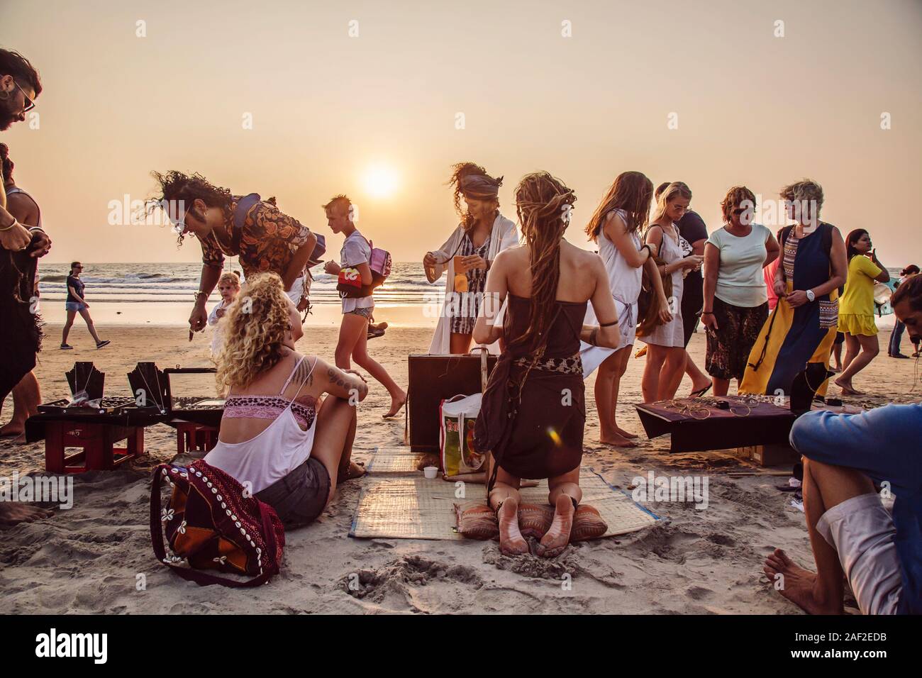 Arambol, Goa, India, 1 Febbraio 2019: gioielli artisti gothering sulla spiaggia dal tramonto Foto Stock