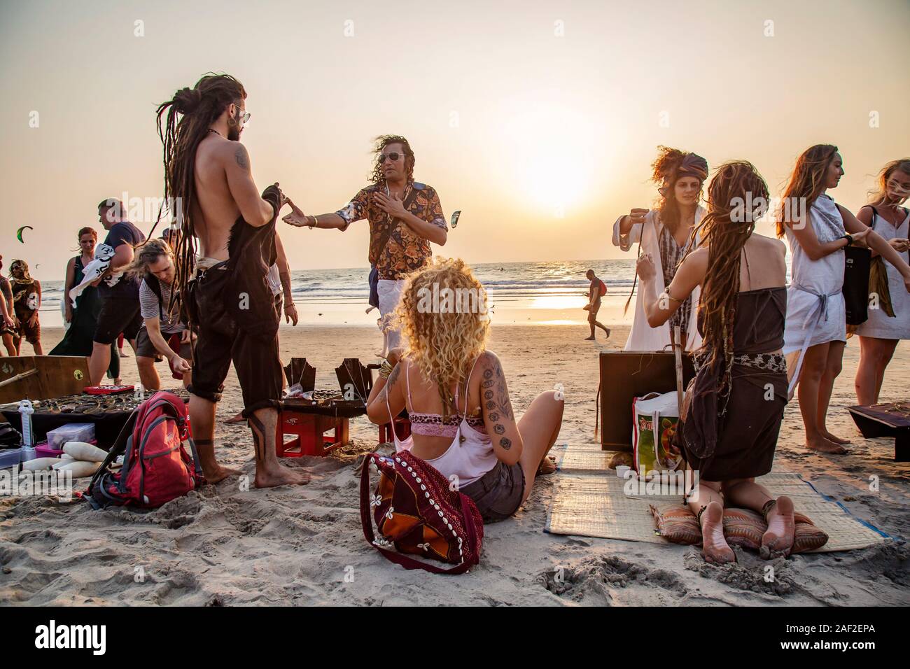 Arambol, Goa, India, 1 Febbraio 2019: gioielli artisti gothering sulla spiaggia dal tramonto Foto Stock