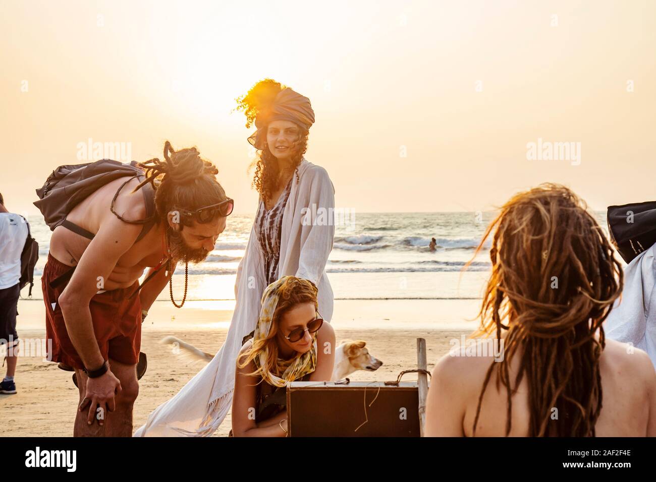 Arambol, Goa, India, 1 Febbraio 2019: persone watchingjJewelry da artisti gothering sulla spiaggia dal tramonto Foto Stock