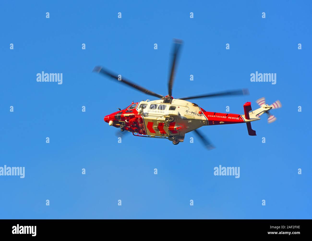 Entrambi basati su Inverness AugustaWestland 189 aeromobili su voli di formazione intorno all'aeroporto nelle Highlands Scozzesi. Regno Unito. Foto Stock