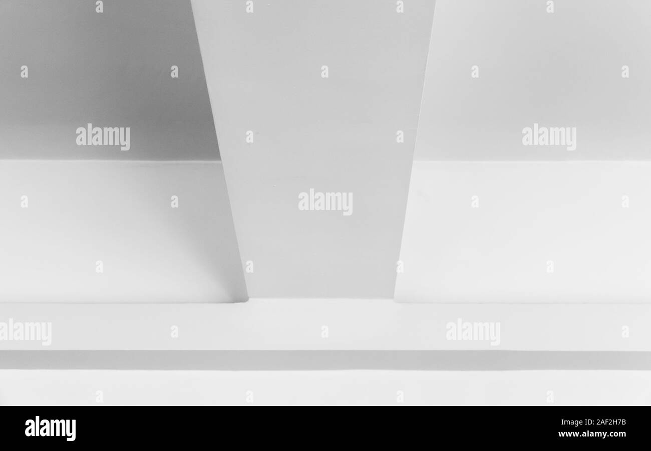 Bianco astratto geometriche minime, interno dello sfondo della foto, il frammento con trave del soffitto Foto Stock