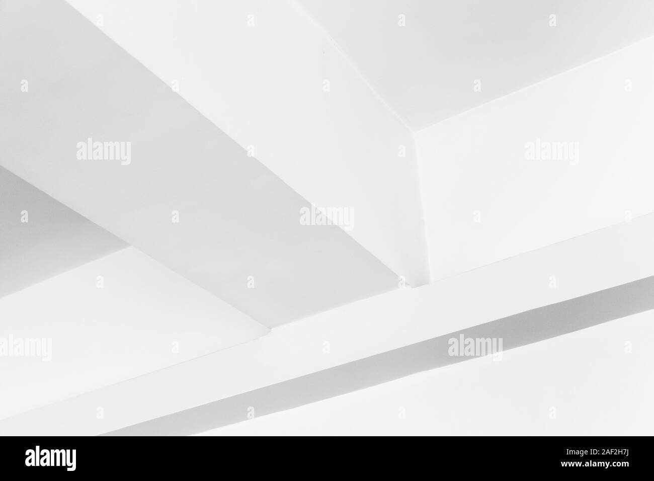 Bianco astratta geometrica frammento interno con soffitto a travi, dello sfondo della foto Foto Stock