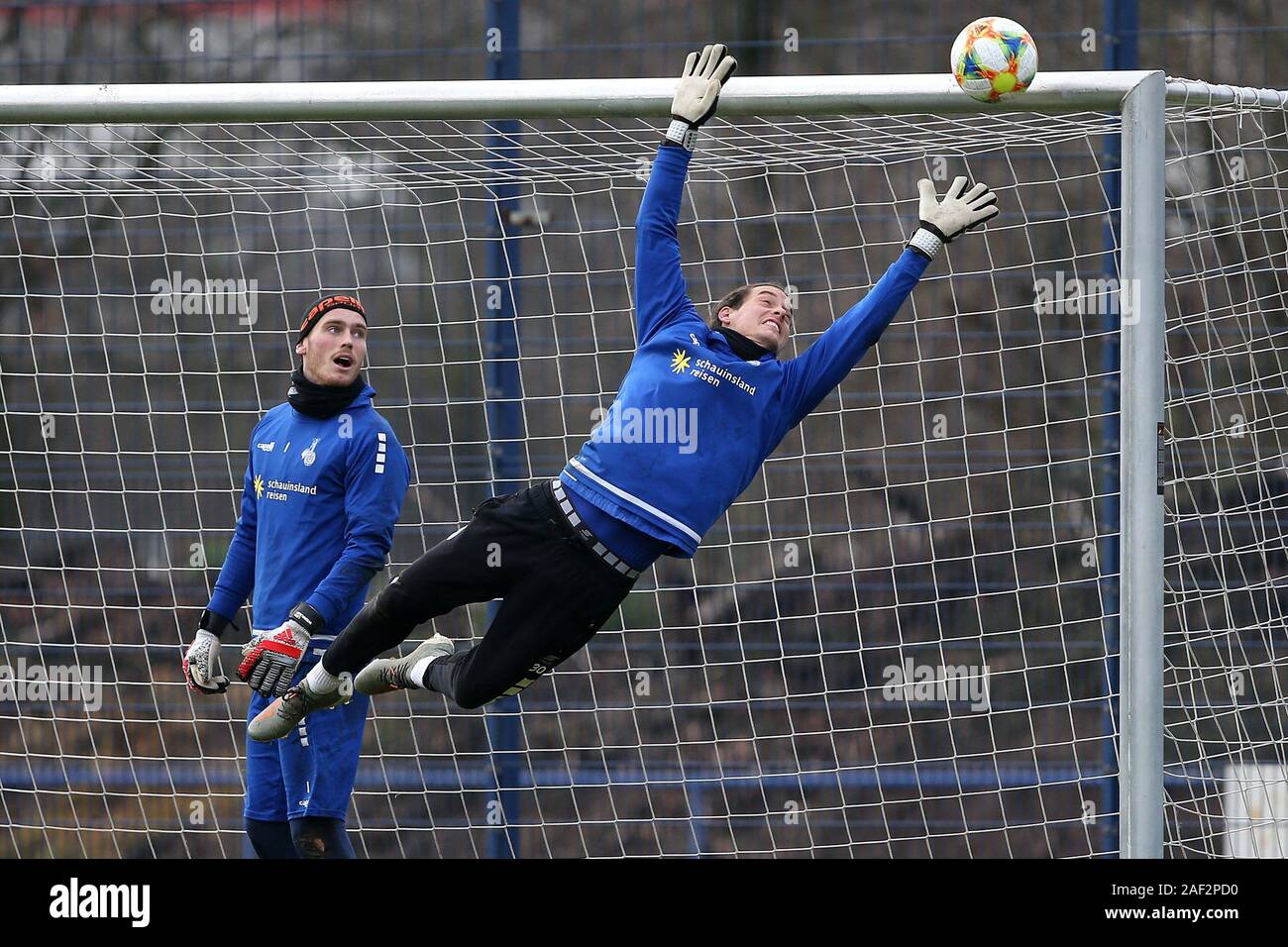 Duisburg, Deutschland. 12 Dic, 2019. firo: 12.12.2019 calcio, 3 lega, stagione 2019/2020 MSV Duisburg portiere di formazione Steven Silvano (# 30, MSV Duisburg) singola azione | Utilizzo di credito in tutto il mondo: dpa/Alamy Live News Foto Stock