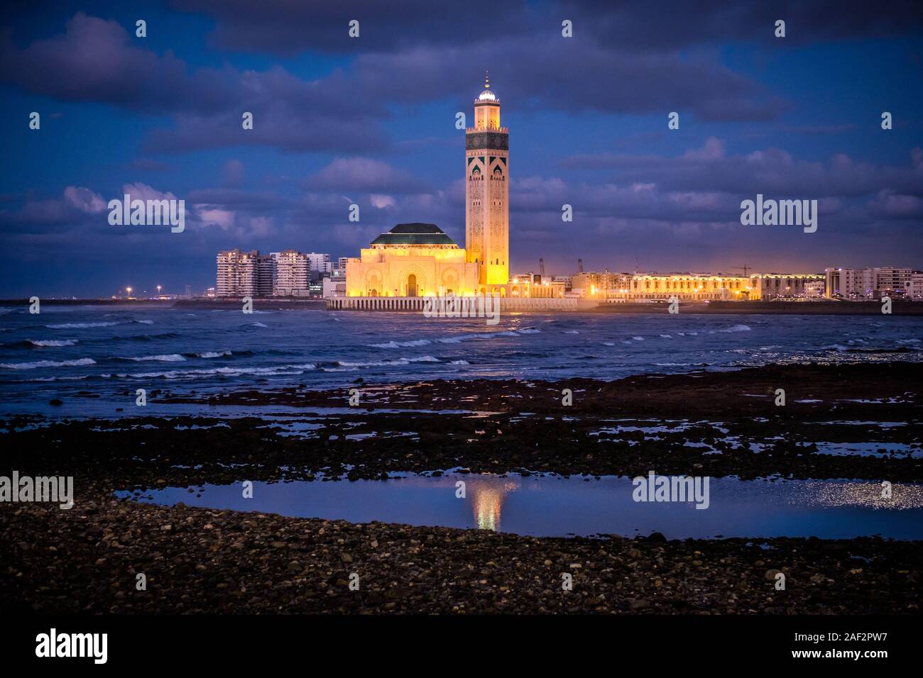 Il Marocco, Casablanca: la Moschea di Hassan II progettato dall architetto Michel Pinseau e costruito dal gruppo Bouygues in riva al mare Foto Stock
