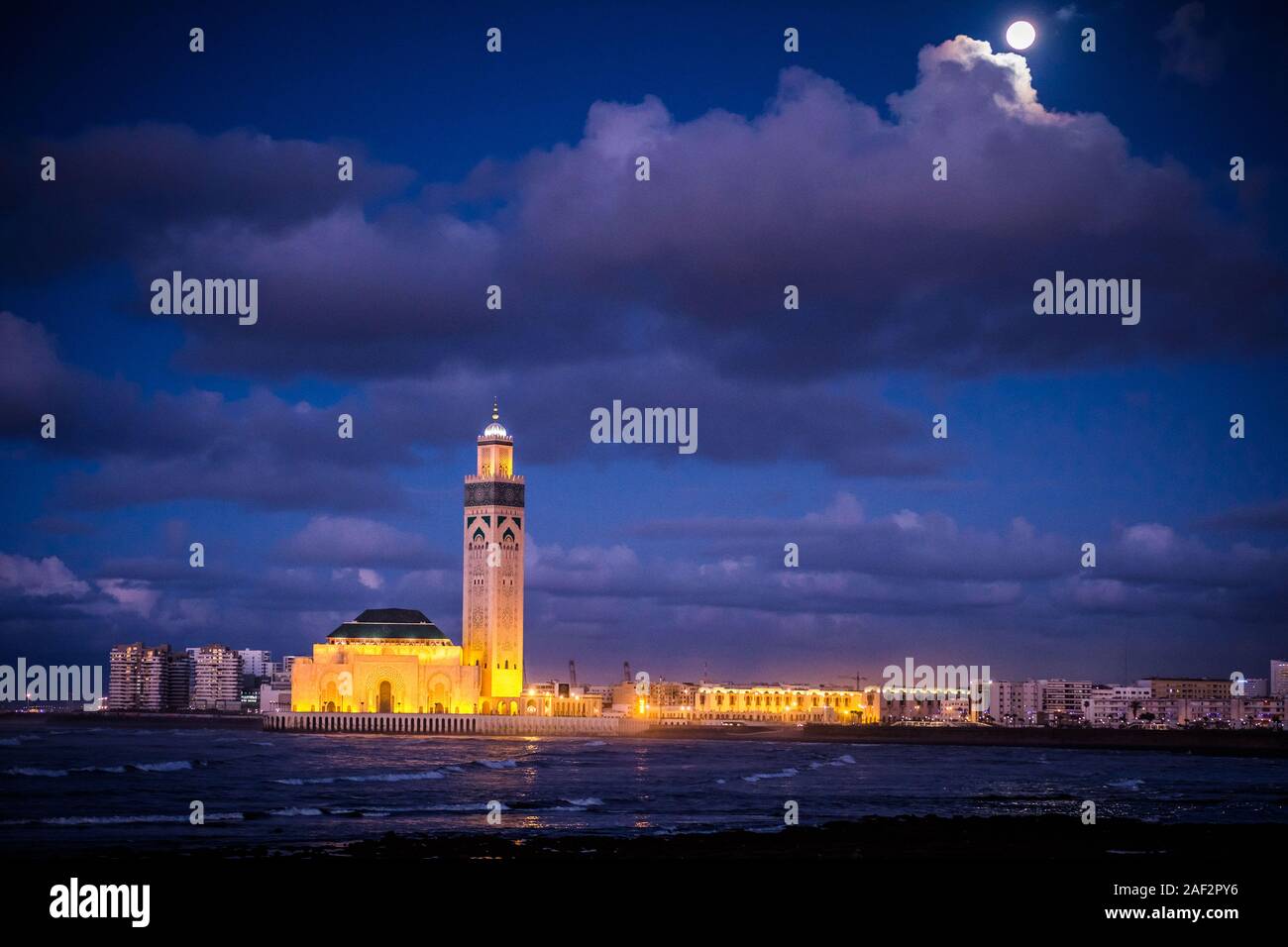Il Marocco, Casablanca: la Moschea di Hassan II progettato dall architetto Michel Pinseau e costruito dal gruppo Bouygues in riva al mare Foto Stock