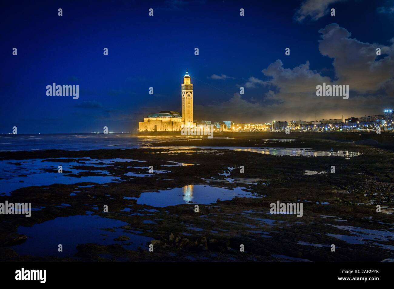 Il Marocco, Casablanca: la Moschea di Hassan II progettato dall architetto Michel Pinseau e costruito dal gruppo Bouygues in riva al mare Foto Stock