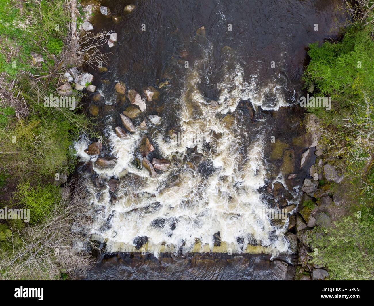 Veduta aerea di una piccola cascata in una foresta in Germania durante la primavera Foto Stock