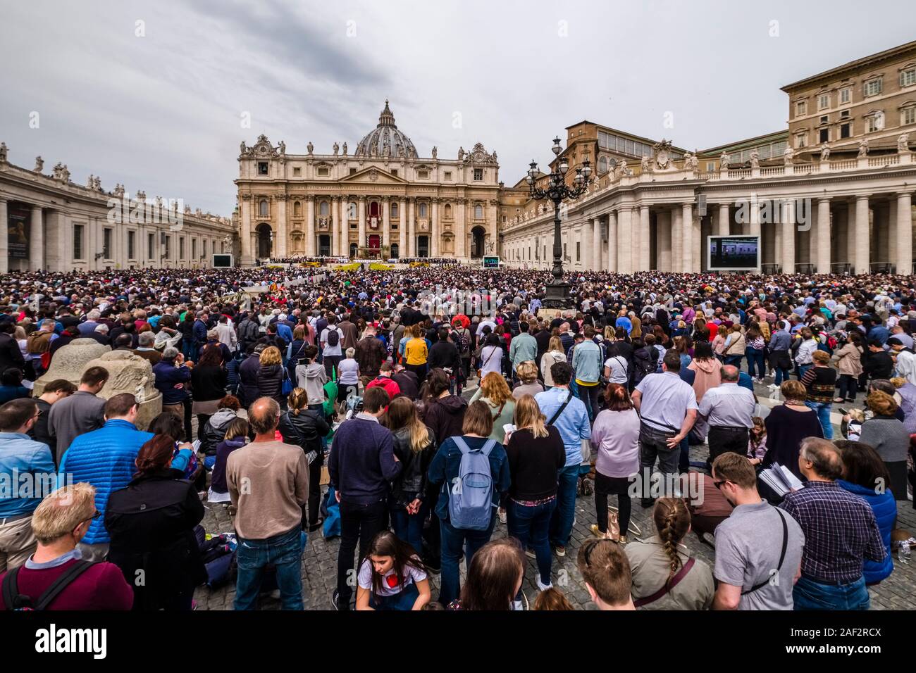 Vista sulla piazza di San Pietro con le migliaia di persone che entrano la predica pasquale del Papa, la Basilica Papale di San Pietro, Basilica di San Pietro in Foto Stock